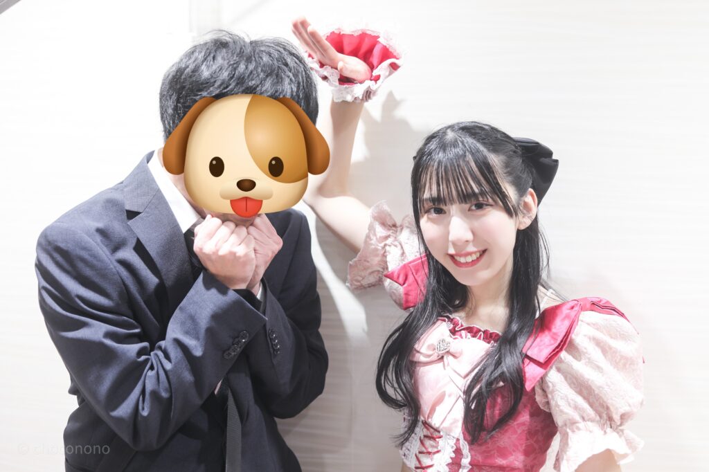 embellir(あんべりー)の水野ひなた(みずのひなた)ちゃんと特典会で撮ってもらったツーショット写真。 スーツで駆けつけた私のことをひなたちゃんがなでなでするジェスチャーをしてくれている。 2026年1月30日GOTANDA G6 キミ推しフェスにて撮影