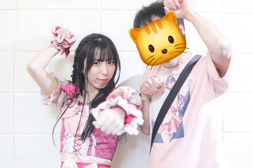 embellir(あんべりー)の水野ひなた(みずのひなた)ちゃんと特典会で撮ってもらったツーショット写真。 2月なので二人で猫のポーズ。 2026年1月31日中野坂上S.U.B Tokyo　◤ICOLONY IDOL LIVE 105◢ ～ビーバイユー 日向ゆまる 生誕祭SPECIAL!!!～にて撮影。