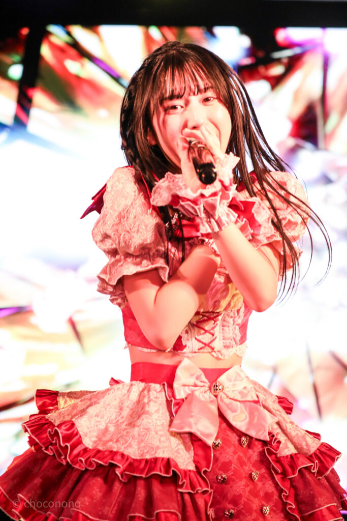 embellir(あんべりー)の水野ひなた(みずのひなた)ちゃんを最前0番からライブ中に撮影した写真。 フツーに奇跡!!の「ずっとずっとずっと」の歌詞に合わせて体を前後に動かしながら歌っている様子。 2026年1月31日中野坂上S.U.B Tokyo　◤ICOLONY IDOL LIVE 105◢ ～ビーバイユー 日向ゆまる 生誕祭SPECIAL!!!～にて撮影。