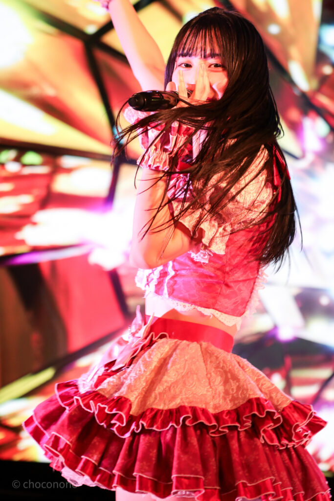 embellir(あんべりー)の水野ひなた(みずのひなた)ちゃんを最前0番からライブ中に撮影した写真。 ダンスに合わせて髪が靡いていてとても綺麗。 2026年1月31日中野坂上S.U.B Tokyo　◤ICOLONY IDOL LIVE 105◢ ～ビーバイユー 日向ゆまる 生誕祭SPECIAL!!!～にて撮影。