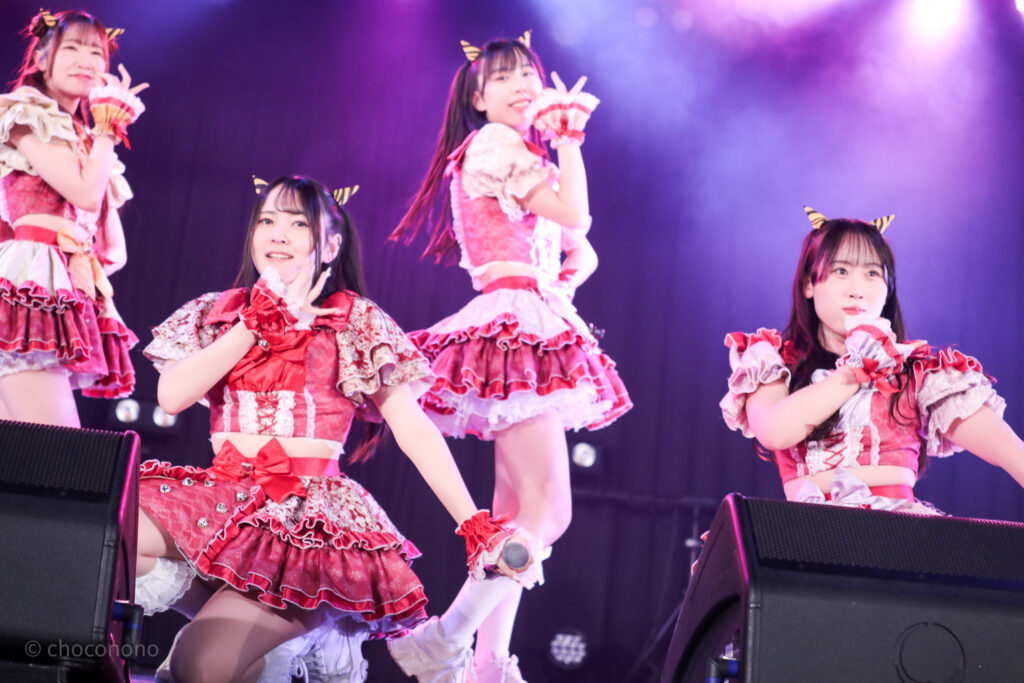 embellir(あんべりー)をライブ中に最前列0番から撮影した写真。ベリーベリーラストの果実をかじっているポーズ。左から泡沫あおい(うたかたあおい)ちゃん、遥乃ももか(はるのももか)ちゃん、水野ひなた(みずのひなた)ちゃん、甘夏あも(あまなつあも)ちゃん。2026年2月1日横浜1000CLUB 超FREE BOMBER!!にて撮影。