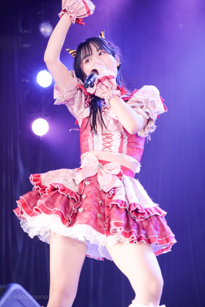 embellir(あんべりー)の水野ひなた(みずのひなた)ちゃんをライブ中に最前列0番から撮影した写真。ときめきフルスロットルの「アクセル全開」の歌詞の部分でポーズを決めている。 2026年2月1日横浜1000CLUB 超FREE BOMBER!!にて撮影。