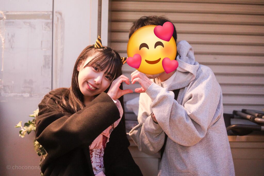 embellir(あんべりー)の水野ひなた(みずのひなた)ちゃんと特典会で撮ってもらったツーショット写真。 ひなたちゃんは鬼の角をつけている。二人でハートを作っている。
2026年2月1日横浜1000CLUB 超FREE BOMBER!!にて撮影