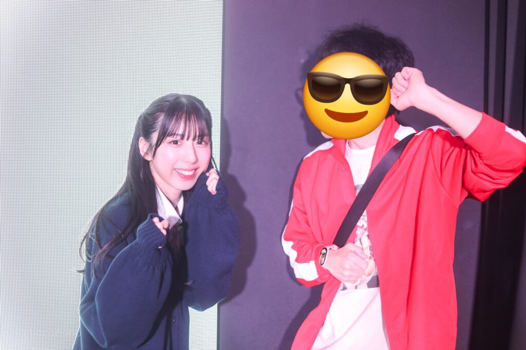 embellir(あんべりー)の水野ひなた(みずのひなた)ちゃんと特典会で撮ってもらったツーショット写真。ひなたちゃんは制服にセーター、私は赤のジャージ上下でごくせんのヤンクミ風。各々服装に合わせたポーズをしているつもり。 2026年2月13日SHIBUYA ONE5　embellir presents VALENTINE LIVEにて撮影。