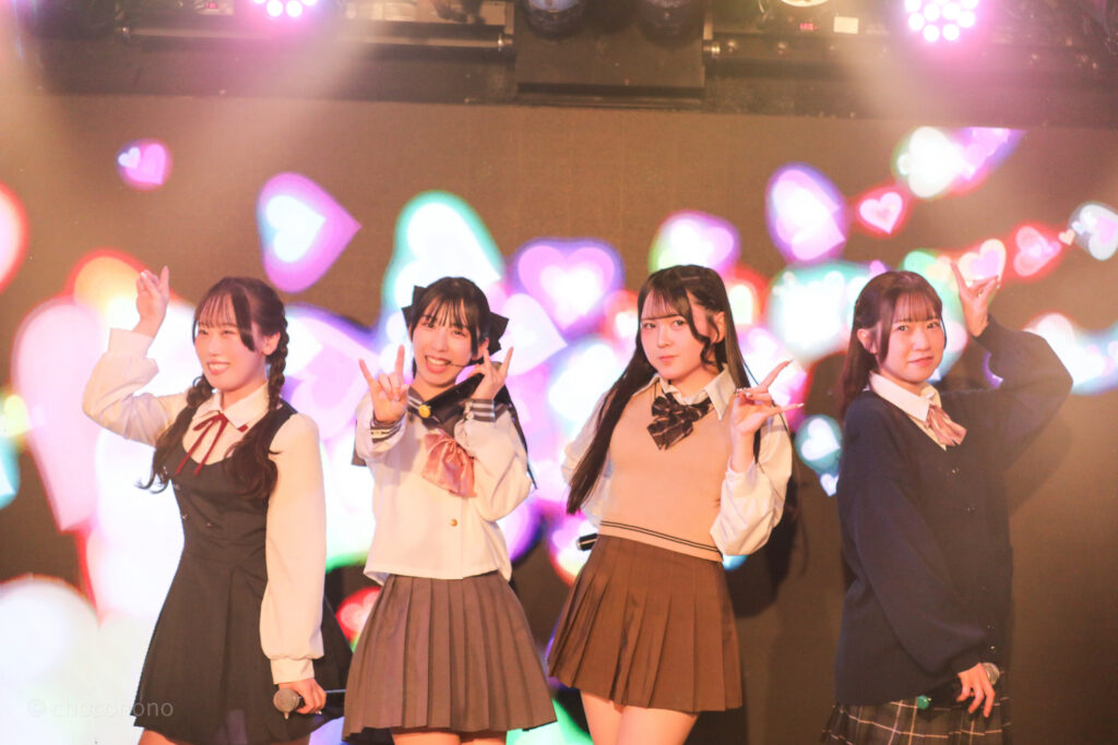 embellir(あんべりー)を最前列0番からライブ中に撮影した写真。 フツーに奇跡!!のラスト、横一列に並んでそれぞれポーズを決めるフォーメーション。 2026年2月14日新宿DHNoA IDOL FABRIC Valentineにて撮影。