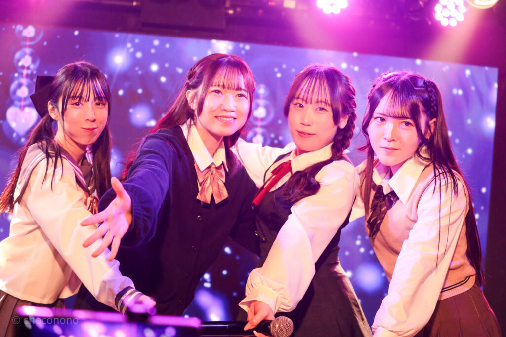 embellir(あんべりー)を最前列0番からライブ中に撮影した写真。 絶対独占主義のラスト、横一列に並んでギュッと集まるフォーメーション。 2026年2月14日新宿DHNoA IDOL FABRIC Valentineにて撮影。