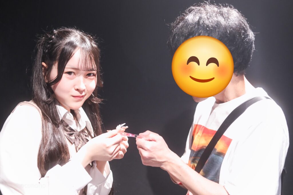 embellir(あんべりー)の遥乃ももか(はるのももか)ちゃんと特典会で撮ってもらったツーショット写真。ももかちゃんは制服にセーター。ももかちゃんからバレンタインチョコレートを受け取っている。 2026年2月14日新宿DHNoA　IDOL FABRIC Valentineにて撮影。