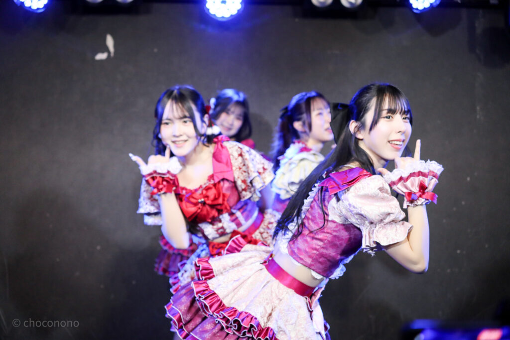 embellir(あんべりー)を最前列0番の位置からライブ中に撮影した写真。しっちゃかめっちゃかパラダイス、ラストの縦に並んでポーズを決めるフォーメーション。 2026年2月19日GOTANDA G6　無銭ぷろじぇくと!!にて撮影。