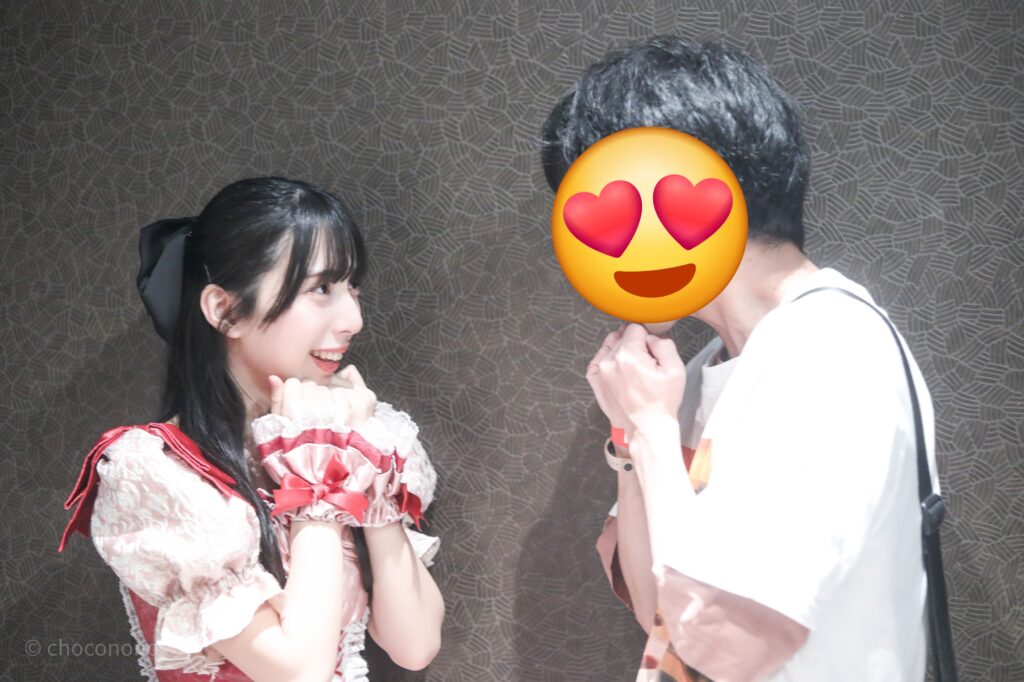 embellir(あんべりー)の水野ひなた(みずのひなた)ちゃんと特典会で撮ってもらったツーショット写真。 カメラではなくお互いの目を見つめ合っている。 2026年2月19日GOTANDA G6　無銭ぷろじぇくと!!にて撮影。