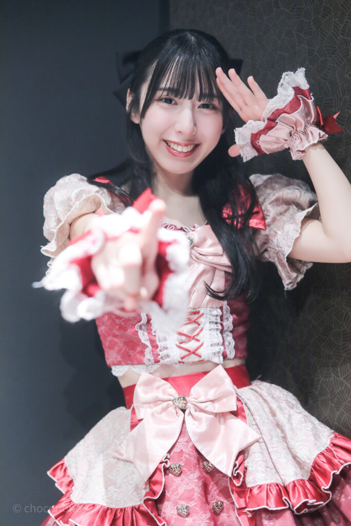 embellir(あんべりー)の水野ひなた(みずのひなた)ちゃんを特典会で撮影したソロショット写真。 手でひさしを作りながらカメラを指さして「君を見つけたの」のポーズ。 2026年2月19日GOTANDA G6　無銭ぷろじぇくと!!にて撮影。