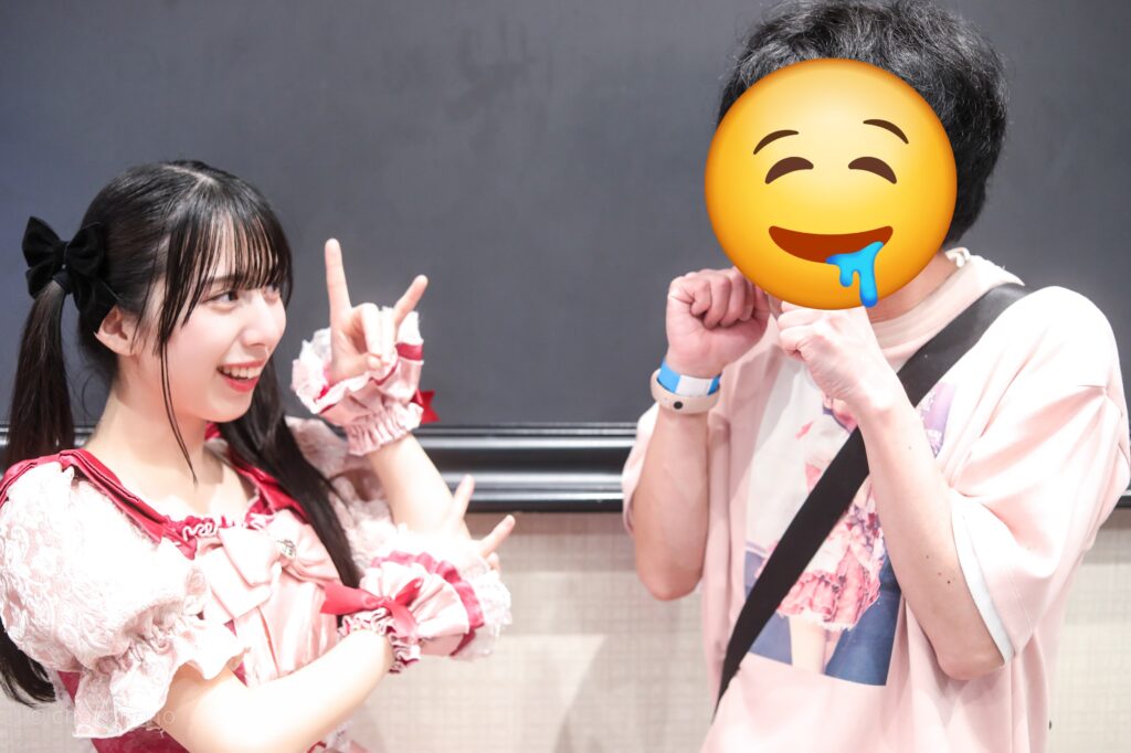 embellir(あんべりー)の水野ひなた(みずのひなた)ちゃんと特典会で撮ってもらったツーショット写真。 ひなたちゃんは黒いリボンでツインテールにしている。 セーラームーンの「月に代わっておしおきよ！」のポーズ。 2026年2月21日GOTANDA G6　無銭ぷろじぇくと!!にて撮影。