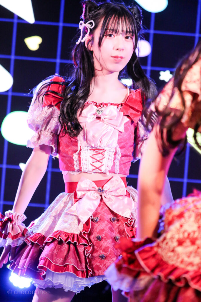 embellir(あんべりー)の水野ひなた(みずのひなた)ちゃんを最前列0番の位置から撮影したライブ写真。 ひなたちゃんは髪で猫耳を作っている。 こちらに気付いて振り向いてくれたような表情。 2026年2月22日中野坂上S.U.B Tokyo　妃Fesにて撮影。