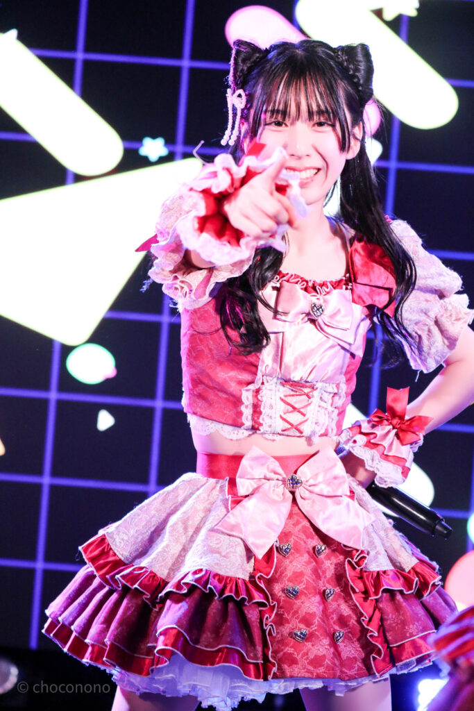 embellir(あんべりー)の水野ひなた(みずのひなた)ちゃんを最前列0番の位置から撮影したライブ写真。 ひなたちゃんは髪で猫耳を作っている。 にこにこ笑顔でこちらを指さしている。 2026年2月22日中野坂上S.U.B Tokyo　妃Fesにて撮影。