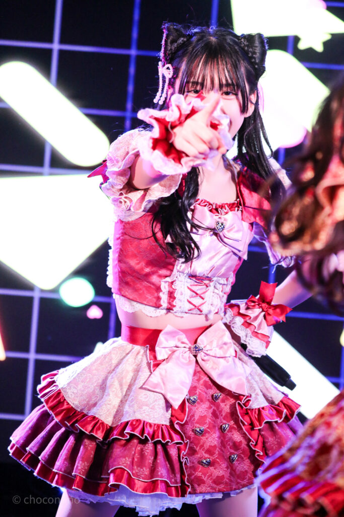 embellir(あんべりー)の水野ひなた(みずのひなた)ちゃんを最前列0番の位置から撮影したライブ写真。 ひなたちゃんは髪で猫耳を作っている。 こちらを指さしてくれている手でちょうど表情が隠れているが多分にこにしている。 2026年2月22日中野坂上S.U.B Tokyo　妃Fesにて撮影。