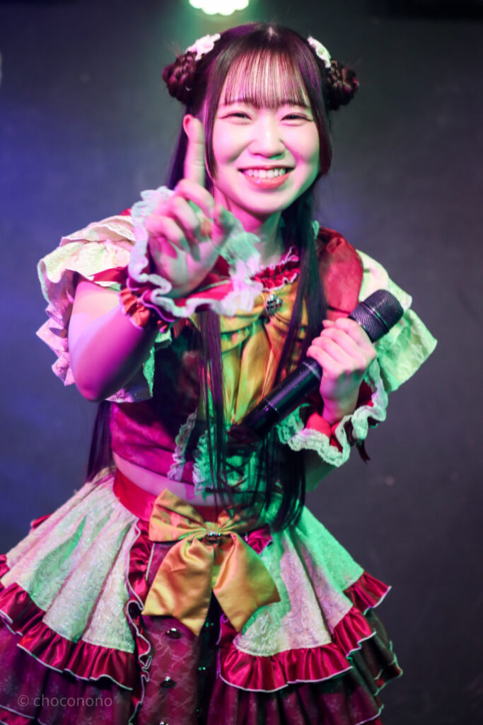 embellir(あんべりー)の泡沫あおい(うたかたあおい)ちゃんを最前列0番の位置からライブ中に撮影した写真。 あおいちゃんは羊さんヘアー。 フツーに奇跡!!の「気付いてね」の歌詞に合わせてカメラをツンッとつつくようなジェスチャー。 2026年2月21日GOTANDA G6　無銭ぷろじぇくと!!にて撮影。