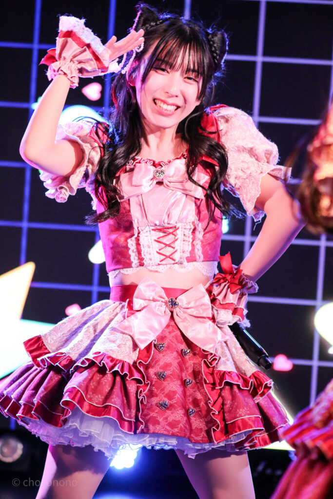 embellir(あんべりー)の水野ひなた(みずのひなた)ちゃんを最前列0番の位置から撮影したライブ写真。 ひなたちゃんは髪で猫耳を作っている。 ときめきフルスロットルの「君を見つけたの」の歌詞に合わせて、手でひさしを作って「見つけた」ポーズ 2026年2月22日中野坂上S.U.B Tokyo　妃Fesにて撮影。