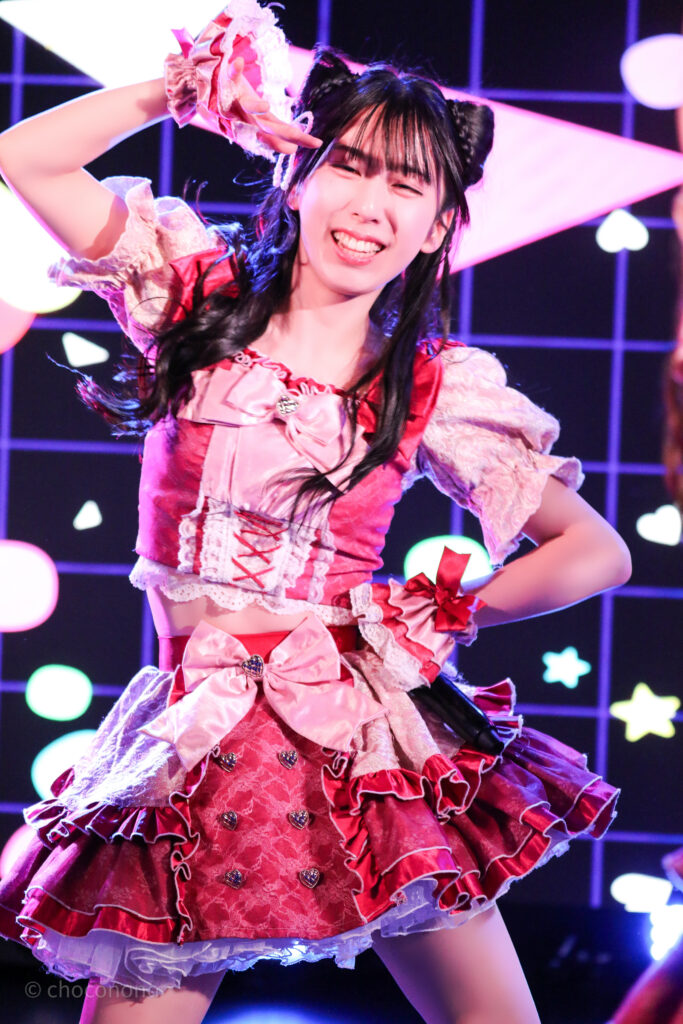 embellir(あんべりー)の水野ひなた(みずのひなた)ちゃんを最前列0番の位置から撮影したライブ写真。 ひなたちゃんは髪で猫耳を作っている。 ときめきフルスロットルの「君を見つけたの」の歌詞に合わせて、手でひさしを作って「見つけた」ポーズ 2026年2月22日中野坂上S.U.B Tokyo　妃Fesにて撮影。