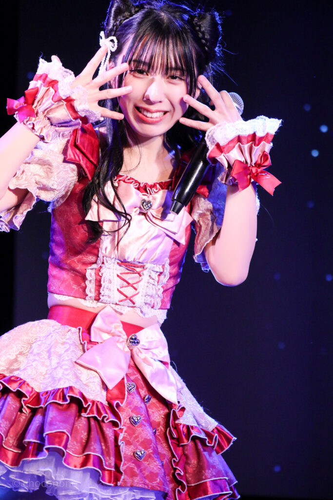 embellir(あんべりー)の水野ひなた(みずのひなた)ちゃんを最前列0番の位置から撮影したライブ写真。 ひなたちゃんは髪で猫耳を作っている。 指を三本ほっぺたあたりにおいて「猫のヒゲ」のポーズ。 2026年2月22日中野坂上S.U.B Tokyo　妃Fesにて撮影。