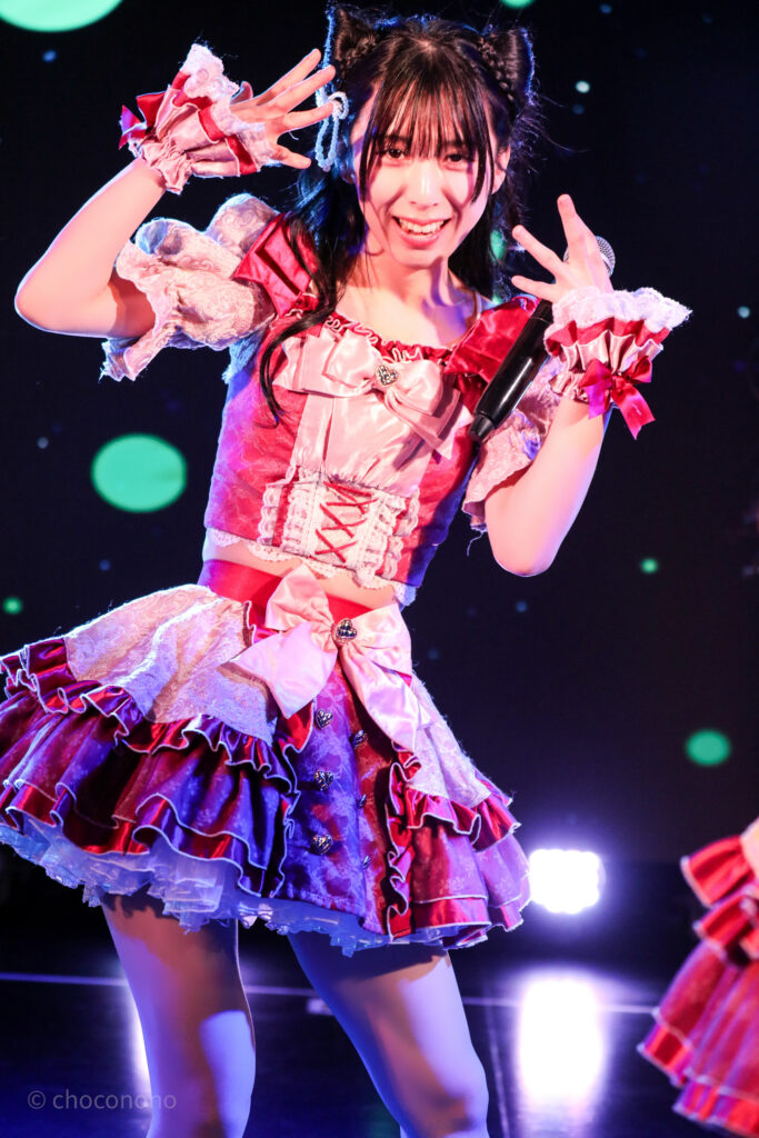 embellir(あんべりー)の水野ひなた(みずのひなた)ちゃんを最前列0番の位置から撮影したライブ写真。 ひなたちゃんは髪で猫耳を作っている。 指を三本ほっぺたあたりにおいて「猫のヒゲ」のポーズ。 2026年2月22日中野坂上S.U.B Tokyo　妃Fesにて撮影。