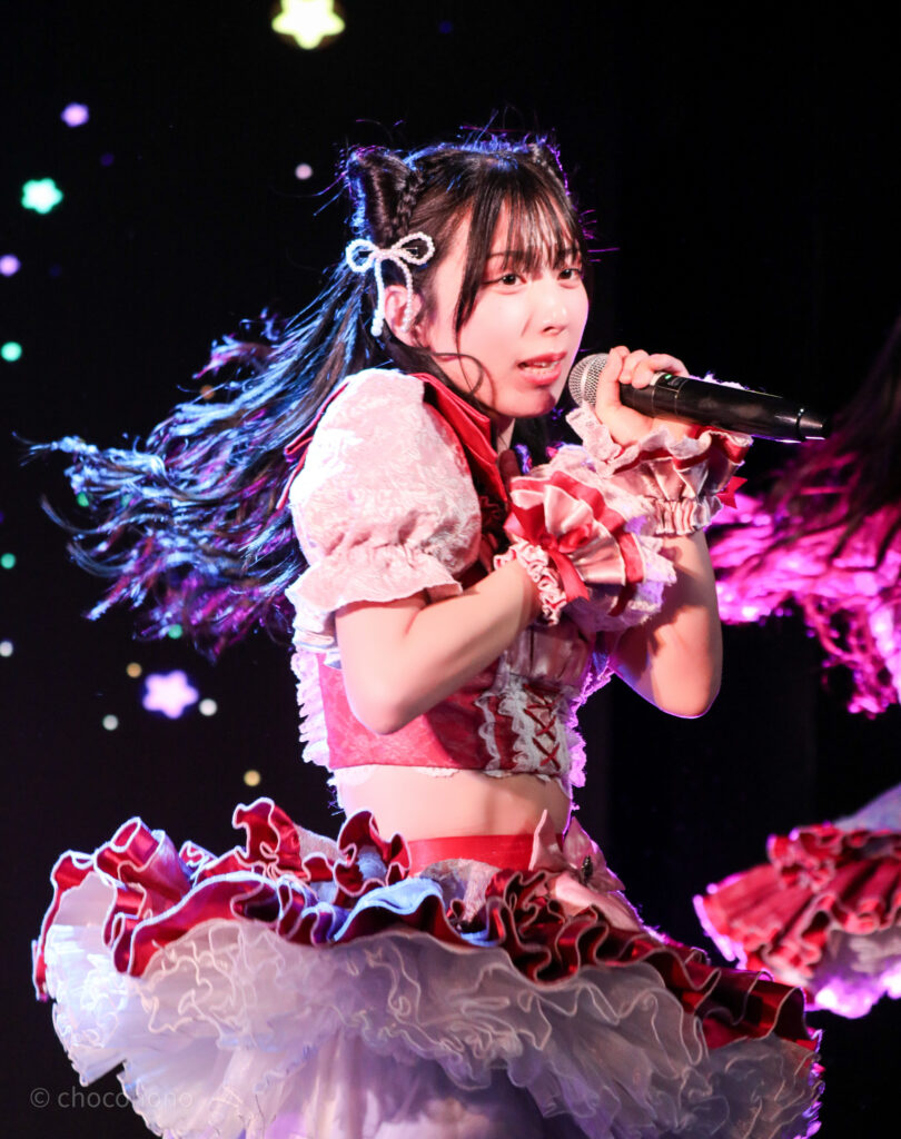 embellir(あんべりー)の水野ひなた(みずのひなた)ちゃんを最前列0番の位置から撮影したライブ写真。 ひなたちゃんは髪で猫耳を作っている。 ダンスの動きに合わせて髪がダイナミックに動いている。 2026年2月22日中野坂上S.U.B Tokyo　妃Fesにて撮影。