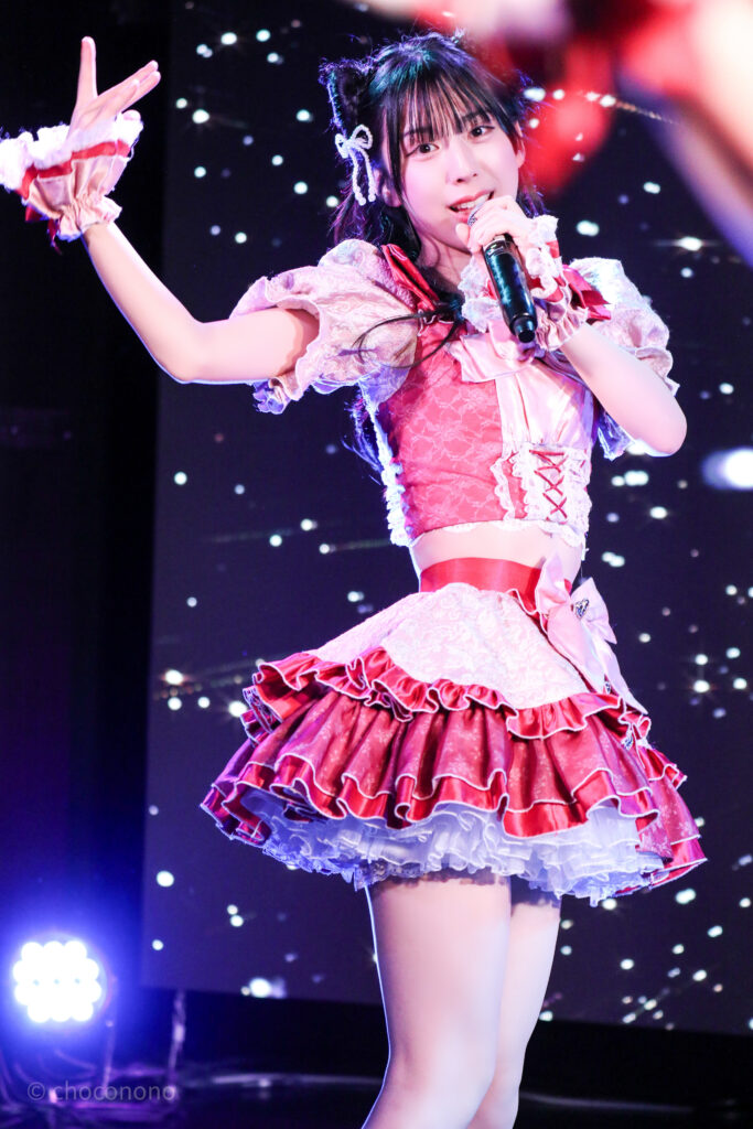 embellir(あんべりー)の水野ひなた(みずのひなた)ちゃんを最前列0番の位置から撮影したライブ写真。 ひなたちゃんは髪で猫耳を作っている。 カメラを向けていることに気づいてハッとしたような表情。指先まで繊細にポーズを決めて表現している。 2026年2月22日中野坂上S.U.B Tokyo　妃Fesにて撮影。