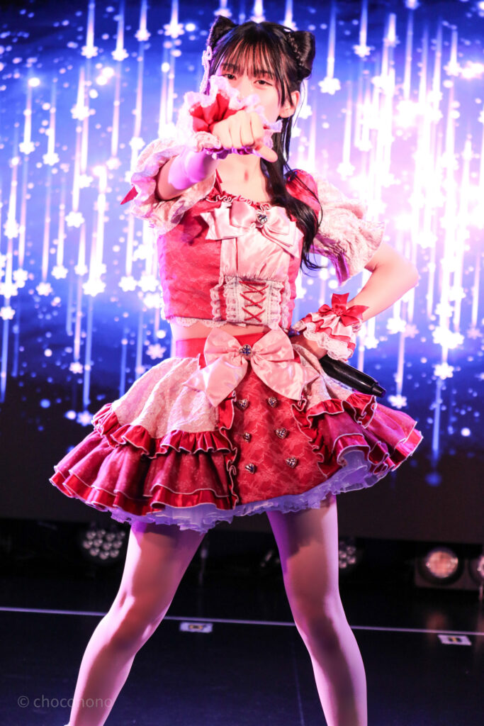 embellir(あんべりー)の水野ひなた(みずのひなた)ちゃんを最前列0番の位置から撮影したライブ写真。 ひなたちゃんは髪で猫耳を作っている。 推し☆きゅるるるるんの「最強の推しだ」の歌詞に合わせて拳を前に突き出している。 2026年2月22日中野坂上S.U.B Tokyo　妃Fesにて撮影。