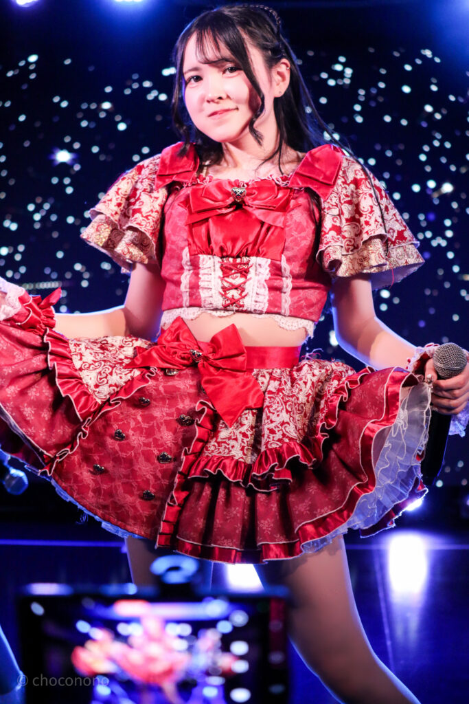 embellir(あんべりー)の遥乃ももか(はるのももか)ちゃんを最前列0番の位置から撮影したライブ写真。 ももかちゃんは髪で猫耳を作っている。未熟なプリンセスのラスト、スカートの裾を持ち上げてプリンセスポーズをしている。 2026年2月22日中野坂上S.U.B Tokyo　妃Fesにて撮影。