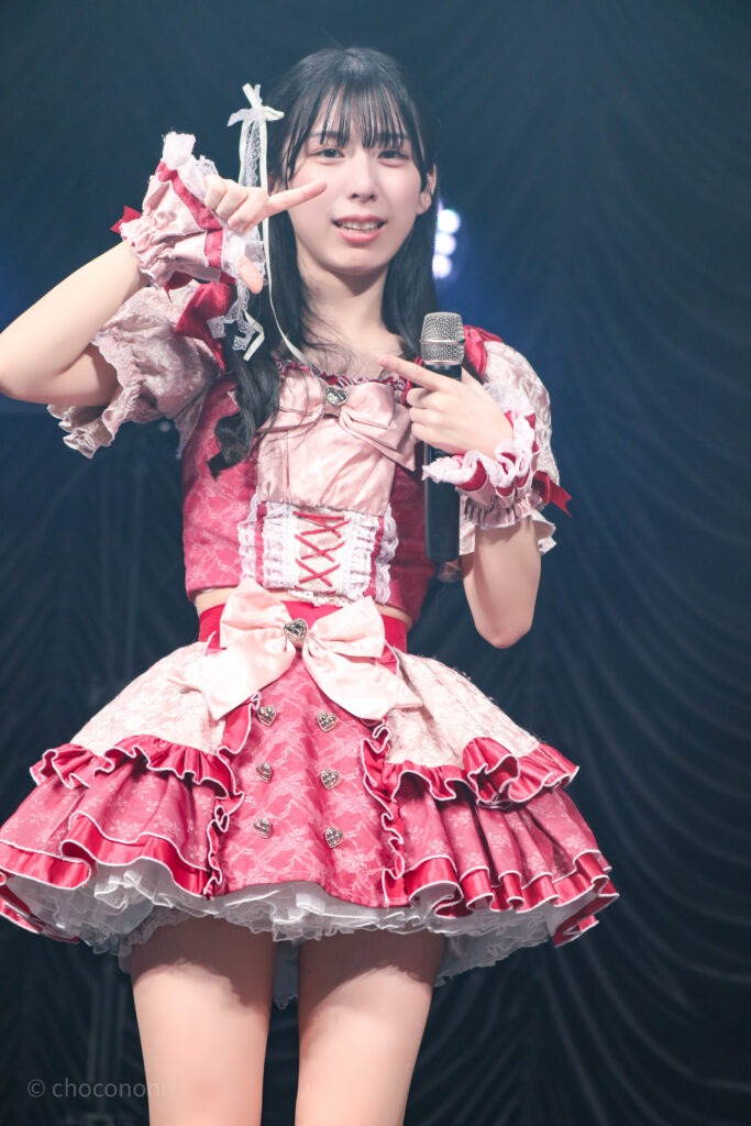 embellir(あんべりー)の水野ひなた(みずのひなた)ちゃんを最前列0番の位置からライブ中に撮影した写真。 MC中、「撮影可能です」の説明に合わせて「写真」のポーズをしている 2026年2月23日　東京キネマ倶楽部　IDOL大博覧会にて撮影