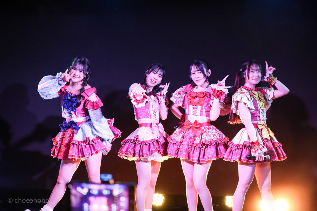 embellir(あんべりー)を最前列0番の位置からライブ中に撮影した写真。フツーに奇跡!!のラスト横一列でそれぞれポーズを決めている。 2026年3月1日中野坂上S.U.B Tokyo NIPPON MUSIC JAM!!miniにて撮影。