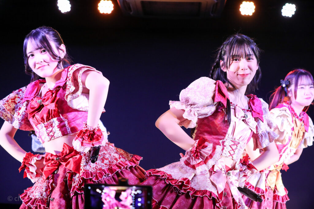 embellir(あんべりー)を最前列0番の位置からライブ中に撮影した写真。気が気じゃないののラスト扇状に横に広がってポーズを決めている。 2026年3月1日中野坂上S.U.B Tokyo NIPPON MUSIC JAM!!miniにて撮影。