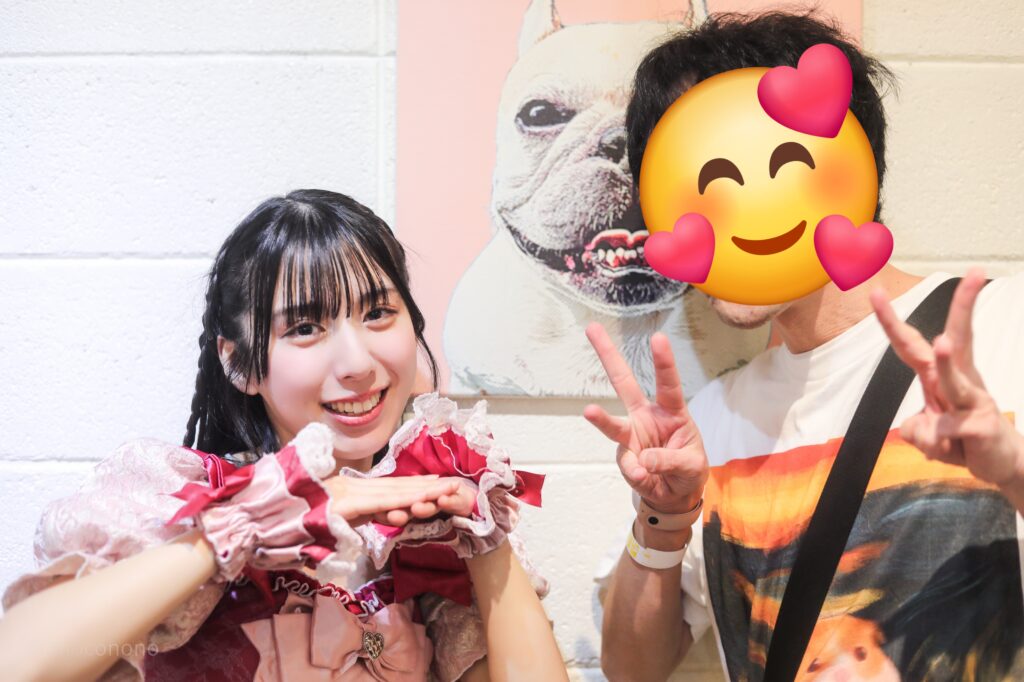 embellir(あんべりー)の水野ひなた(みずのひなた)ちゃんと特典会で撮ってもらったツーショット写真。 ひなたちゃんは三つ指ついておじぎするようなジェスチャー。私は両手で「3」を作って3月もよろしくねというテーマ。 2026年3月1日中野坂上S.U.B Tokyo NIPPON MUSIC JAM!!miniにて撮影。