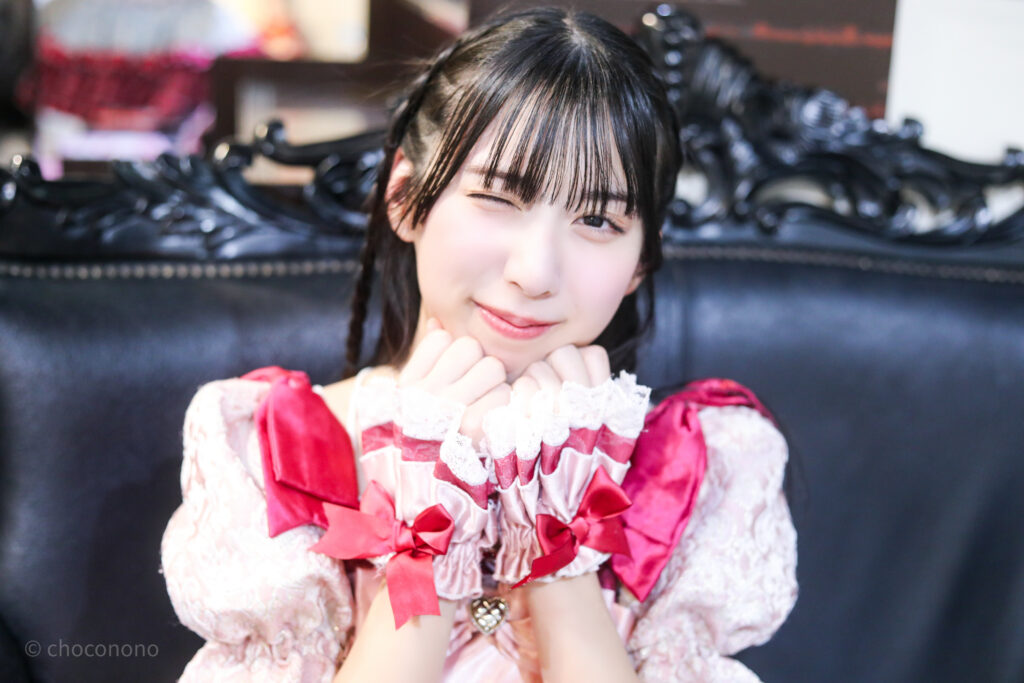 embellir(あんべりー)の水野ひなた(みずのひなた)ちゃんを特典会で撮らせてもらったソロショット写真。 ひなたちゃんが渾身のウィンクをしてくれている。 2026年3月1日中野坂上S.U.B Tokyo NIPPON MUSIC JAM!!miniにて撮影。