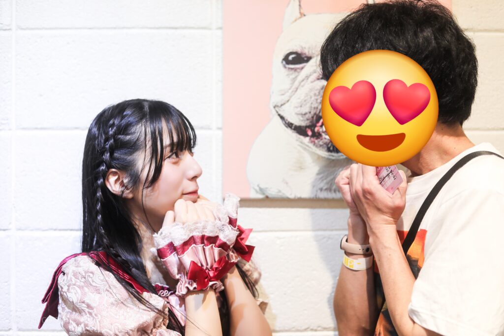 embellir(あんべりー)の水野ひなた(みずのひなた)ちゃんと特典会で撮ってもらったツーショット写真。 お互い見つめ合っているドキドキ写メ。 2026年3月1日中野坂上S.U.B Tokyo NIPPON MUSIC JAM!!miniにて撮影。