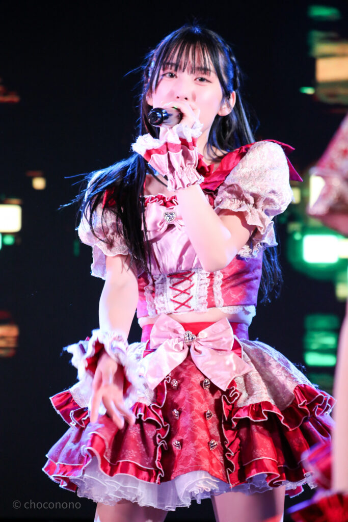 embellir(あんべりー)の水野ひなた(みずのひなた)ちゃんを最前列0番の位置からライブ中に撮影した写真。 ときめきフルスロットルの「諦めたその瞬間」の歌詞の部分で「見つけた」というように見つめてくれている。 2026年3月1日中野坂上S.U.B Tokyo NIPPON MUSIC JAM!!miniにて撮影