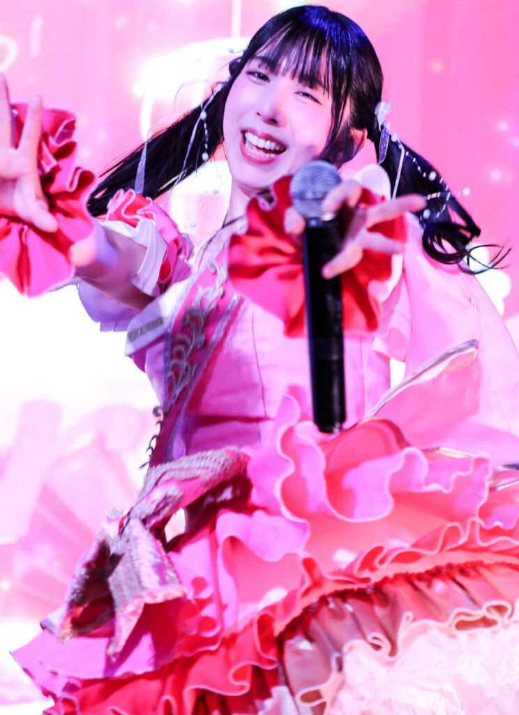 embellir(あんべりー)の水野ひなた(みずのひなた)ちゃんを最前列上手2番辺りからライブ中に撮影した写真。 特大のにこにこ笑顔でダンスしている。 2026年3月3日SHIBUYA ONE5　embellir presents ひなまつりにて撮影。