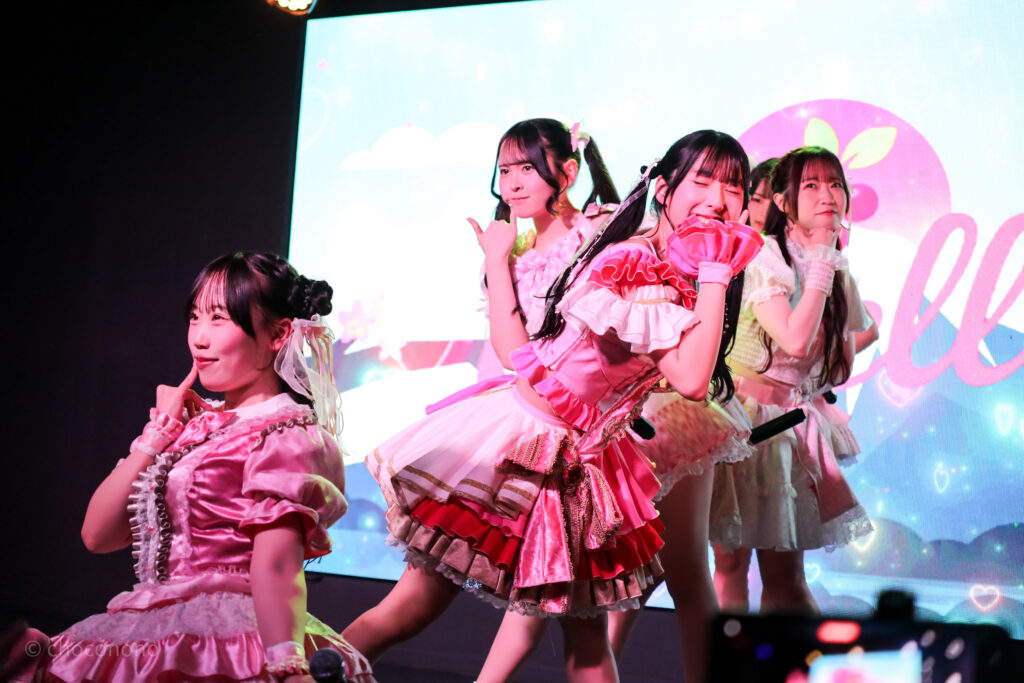 embellir(あんべりー)をライブ中に撮影した写真。しっちゃかめっちゃかパラダイスのラスト、縦一列に並んでポーズを決めている。 2026年3月3日SHIBUYA ONE5　embellir presentsひなまつりにて撮影。