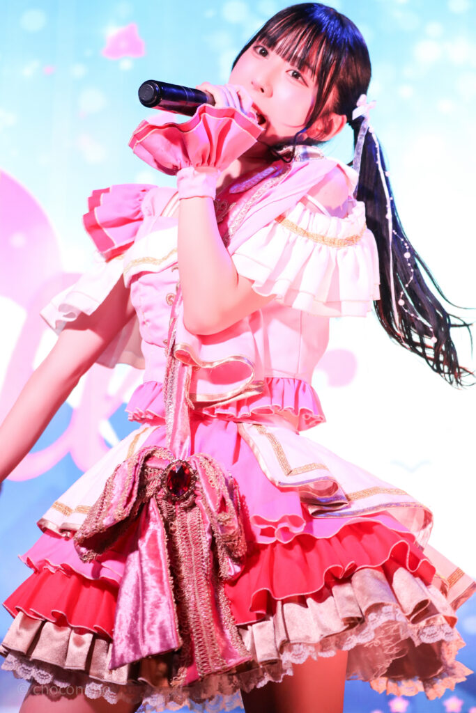 embellir(あんべりー)の水野ひなた(みずのひなた)ちゃんを最前列上手2番辺りからライブ中に撮影した写真。 ダンスしながら歌唱していてツインテールが綺麗に動いている。 2026年3月3日SHIBUYA ONE5　embellir presents ひなまつりにて撮影。