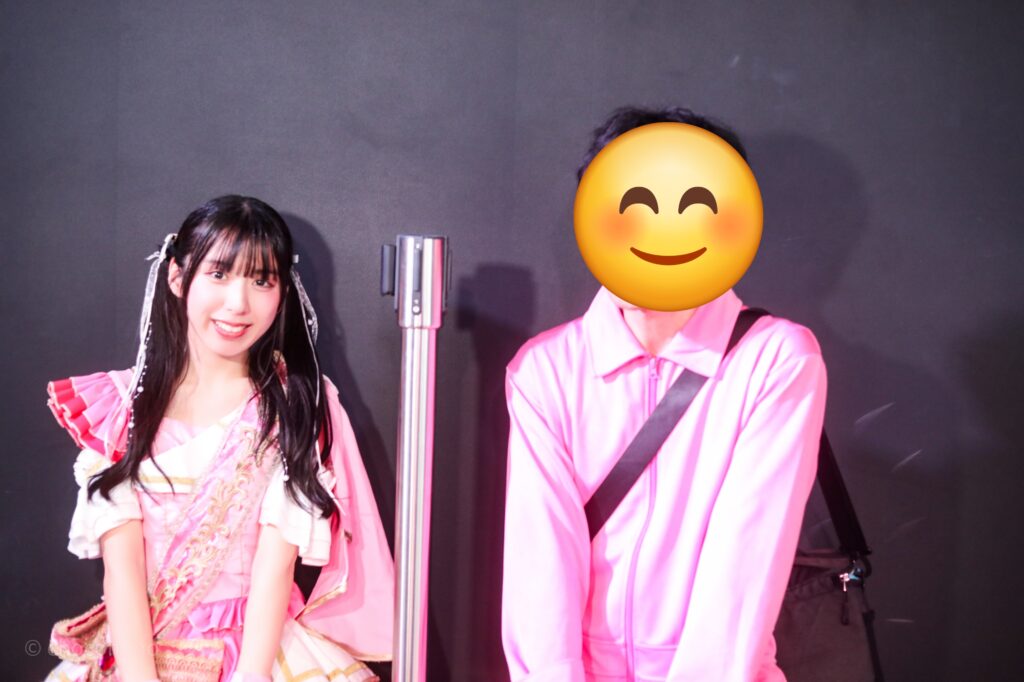 embellir(あんべりー)の水野ひなた(みずのひなた)ちゃんと特典会で撮ってもらったツーショット写真。 ひなたちゃんはツインテールに白のリボン、姉妹グループ瞬きもせずの襷衣装のピンクを着ている。今は卒業してしまった元推しメン、琴音ゆあちゃんが当時着ていたもの。二人で正座をしてひな人形風。 2026年3月3日SHIBUYA ONE5　embellir presentsひなまつりにて撮影。