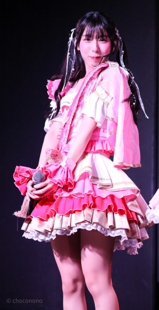 embellir(あんべりー)の水野ひなた(みずのひなた)ちゃんを最前列上手2番辺りからライブ中に撮影した写真。 こちらを見つめながらにこにこしている。 2026年3月3日SHIBUYA ONE5　embellir presents ひなまつりにて撮影。