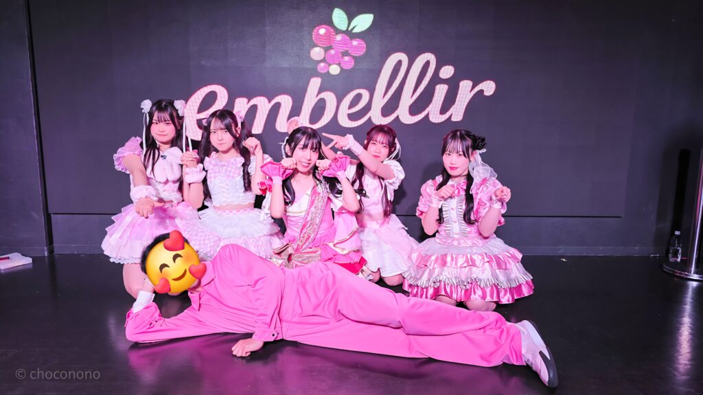 embellir(あんべりー)のメンバー全員と特典会で撮ってもらった囲み写メ。左から恋羽あゆう(こはねあゆう)ちゃん、遥乃ももか(はるのももか)ちゃん、水野ひなた(みずのひなた)ちゃん、泡沫あおい(うたかたあおい)ちゃん、甘夏あも(あまなつあも)ちゃん 全員それぞれのピンク衣装を着て色々なポーズをしてくれている。私も真っピンクのつなぎを着て寝そべっている。 2026年3月3日SHIBUYA ONE5　embellir presentsひなまつりにて撮影。