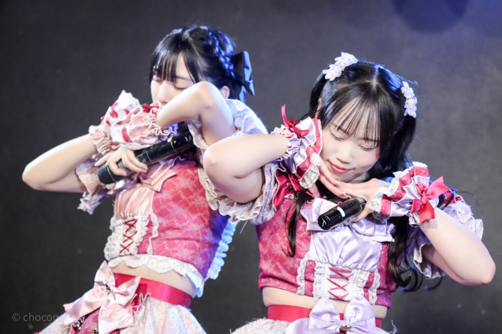 embellir(あんべりー)の水野ひなた(みずのひなた)ちゃんと甘夏あも(あまなつあも)ちゃんをライブ中に最前列0番の位置から撮影した写真。 両思いデイドリームのラスト、手の上に顔を乗せて寝ているジェスチャー。 2026年3月7日GOTANDA G6　無銭ぷろじぇくと!!にて撮影。