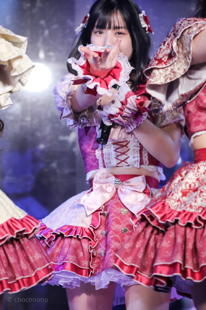 embellir(あんべりー)の水野ひなた(みずのひなた)ちゃんを最前列下手1番の位置からライブ中に撮影した写真。 ときめきフルスロットルの「君を求めてしまう　どうしても」の歌詞に合わせてこちらを見つめながら手をさしのべてくれている。 2026年3月10日GOTANDA G4　無銭ぷろじぇくと!!にて撮影