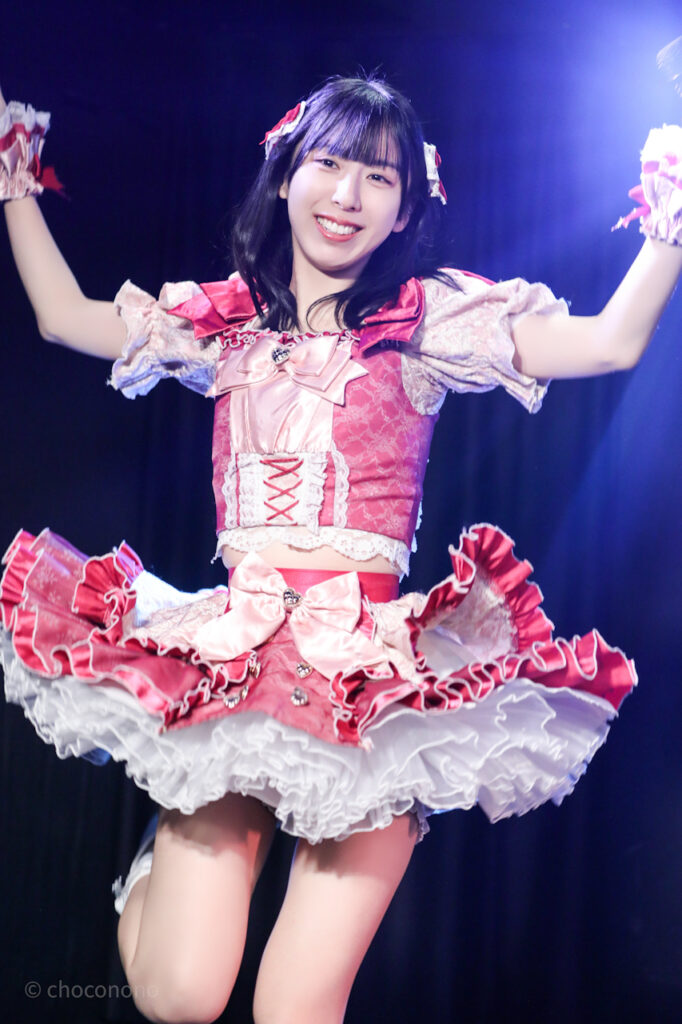 embellir(あんべりー)の水野ひなた(みずのひなた)ちゃんを最前列下手1番の位置からライブ中に撮影した写真。 ダンスで跳ねた後の着地の瞬間、スカートがフワッと広がって天使の羽のよう。 2026年3月10日GOTANDA G4　無銭ぷろじぇくと!!にて撮影