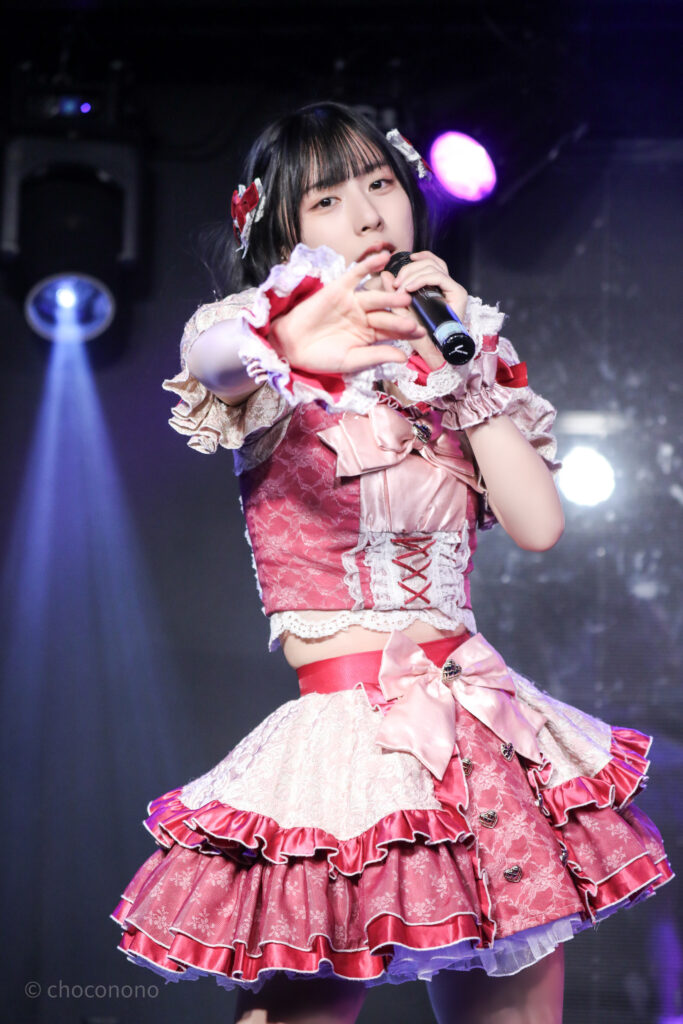 embellir(あんべりー)の水野ひなた(みずのひなた)ちゃんを最前列下手1番の位置からライブ中に撮影した写真。 こちらを見つめながら手をさしのべてくれている。 2026年3月10日GOTANDA G4　無銭ぷろじぇくと!!にて撮影