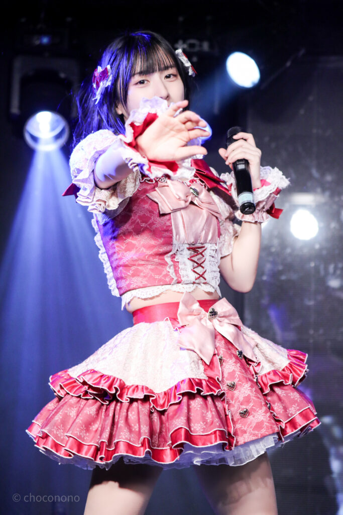 embellir(あんべりー)の水野ひなた(みずのひなた)ちゃんを最前列下手1番の位置からライブ中に撮影した写真。 こちらを見つめながら手をさしのべてくれている。 2026年3月10日GOTANDA G4　無銭ぷろじぇくと!!にて撮影