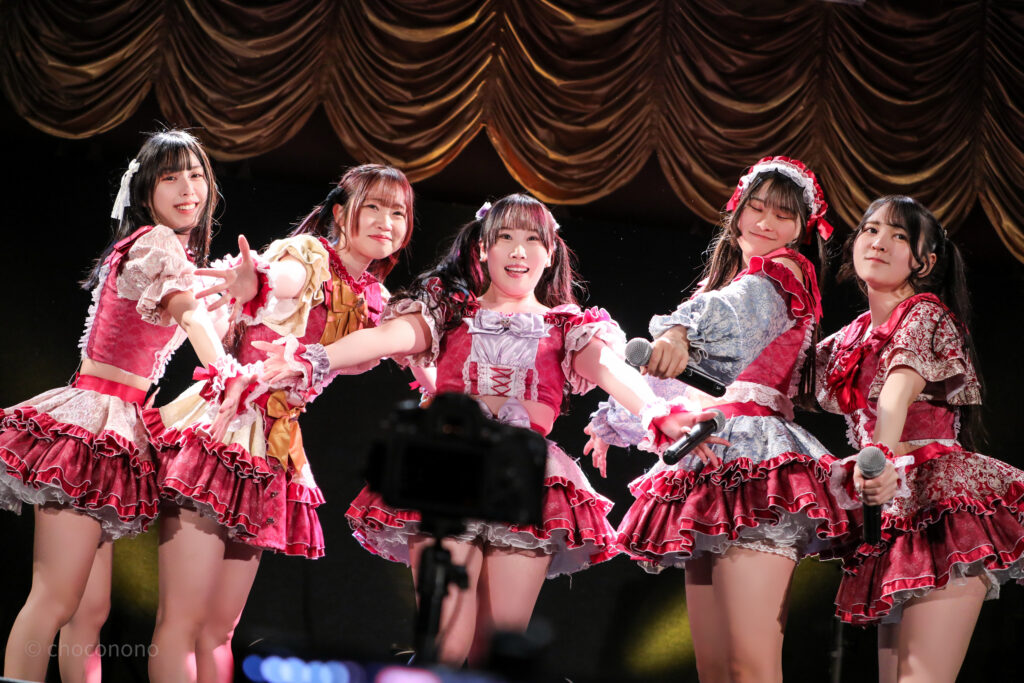 embellir(あんべりー)を最前列0番の位置からライブ中に撮影した写真。 左から水野ひなた(みずのひなた)ちゃん、泡沫あおい(うたかたあおい)ちゃん、甘夏あも(あまなつあも)ちゃん、恋羽あゆう(こはねあゆう)ちゃん、遥乃ももか(はるのももか)ちゃん。 絶対独占主義のラスト、横並びでギュッと集まるフォーメーション。 2026年3月8日新世紀ホール　iCOLONY iDOL LiVEにて撮影。