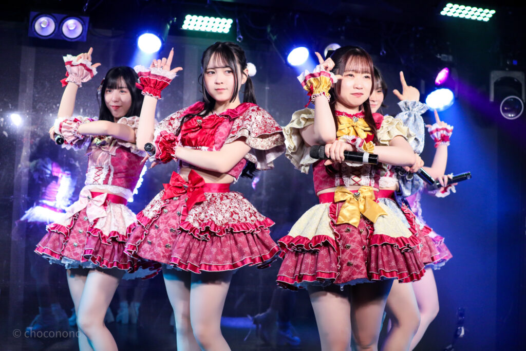 embellir(あんべりー)を最前列下手1番の位置からライブ中に撮影した写真。 左から水野ひなた(みずのひなた)ちゃん、遥乃ももか(はるのももか)ちゃん、泡沫あおい(うたかたあおい)ちゃん、恋羽あゆう(こはねあゆう)ちゃん、甘夏あも(あまなつあも)ちゃん。 ハートLupinラスト、横並びになって銃で撃ち抜いたポーズを決めている。 2026年3月10日GOTANDA G4　無銭ぷろじぇくと!!にて撮影。