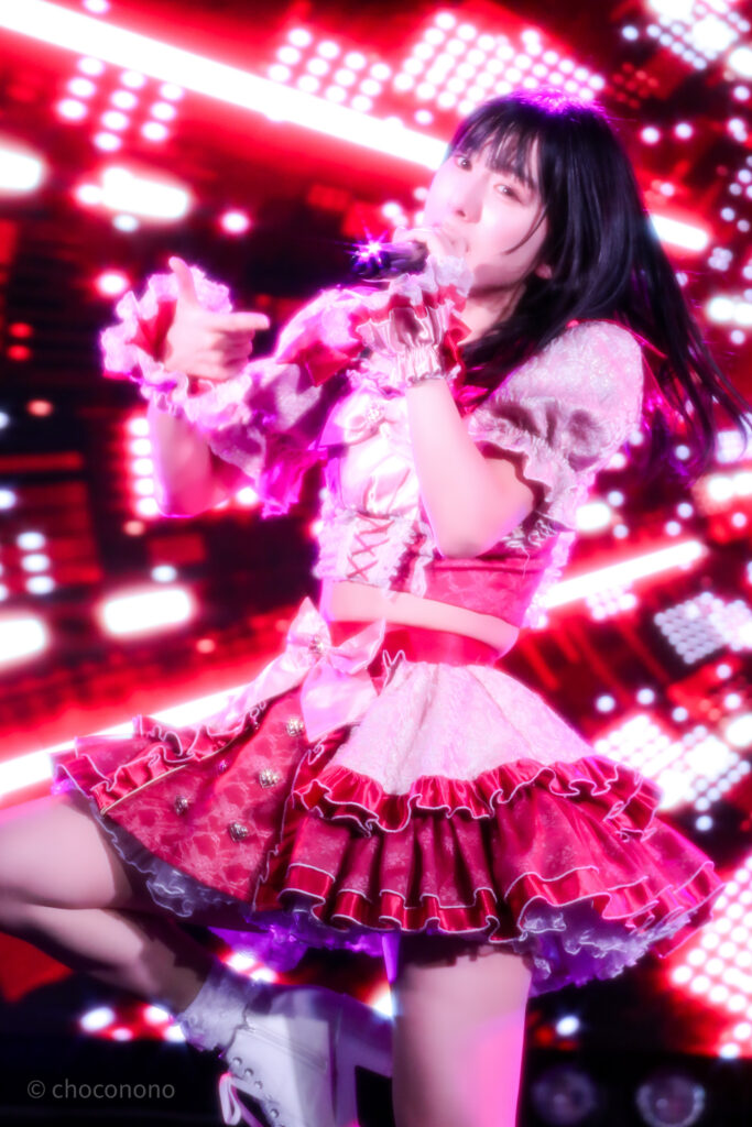 embellir(あんべりー)の水野ひなた(みずのひなた)ちゃんを最前列0番の位置からライブ中に撮影した写真。 ひなたちゃんは髪を下ろしてストレートにしている。 ベリーベリーの「シャッターチャンス」の歌詞に合わせて片足を上げて写真フレームのポーズ。 2026年3月15日中野坂上S.U.B Tokyo　妃Fesにて撮影。