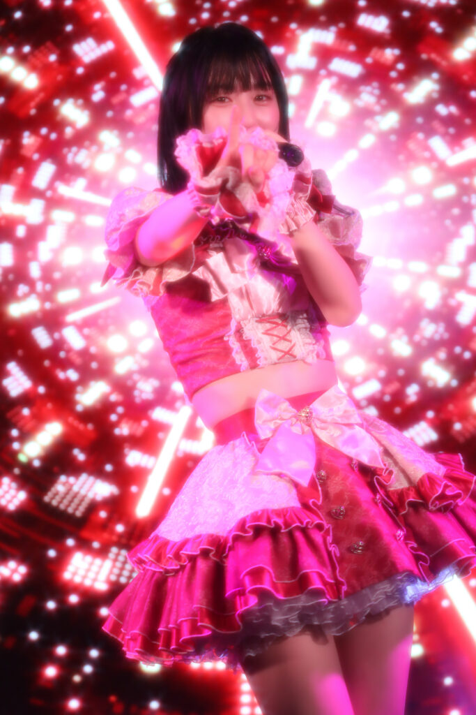 embellir(あんべりー)の水野ひなた(みずのひなた)ちゃんを最前列0番の位置からライブ中に撮影した写真。 ひなたちゃんは髪を下ろしてストレートにしている。 ベリーベリーの「必然的」の歌詞に合わせて小指を立ててこちらを見つめながら「約束」ポーズ。 2026年3月15日中野坂上S.U.B Tokyo　妃Fesにて撮影。