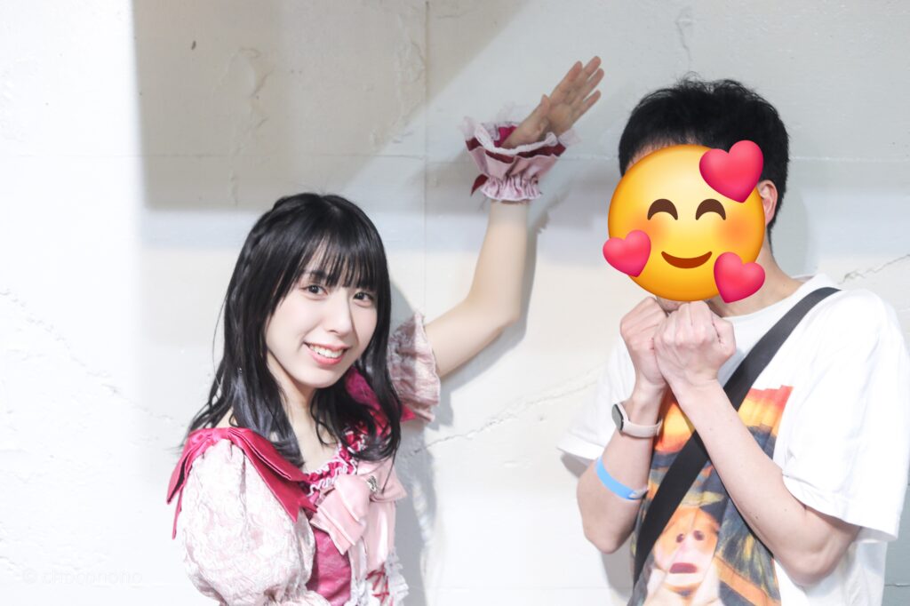 embellir(あんべりー)の水野ひなた(みずのひなた)ちゃんと特典会で撮ってもらったツーショット写真。 ひなたちゃんはストレートヘアーをベースに、髪を一束編んでいる。 試験頑張ったねの気持ちを込めてなでなでするジェスチャーをしてくれている。 2026年3月15日中野坂上S.U.B Tokyo　妃Fesにて撮影。